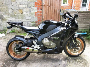 So this is how the bike looked the day I bought it .
The Akra has now gone and so has that hugger and loads of other stuff done .
More pics when I take them .........