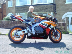 alex bike 002
[IMG]http://i42.photobucket.com/albums/e312/mujahed1969/Honda%20fireblade%20fairings/bom08bladewq2.jpg[/IMG]